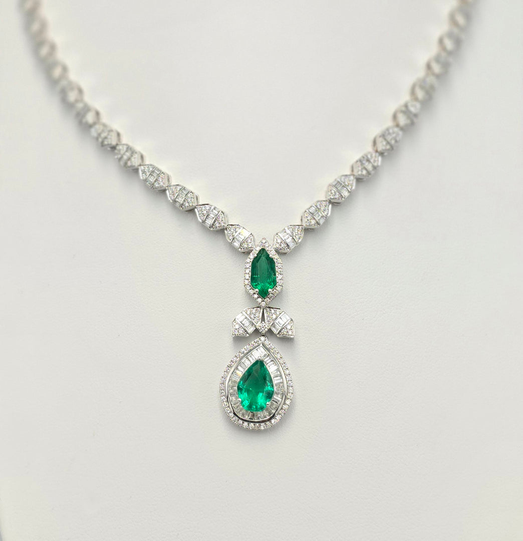 Royal Emerald Necklace in white gold with diamonds