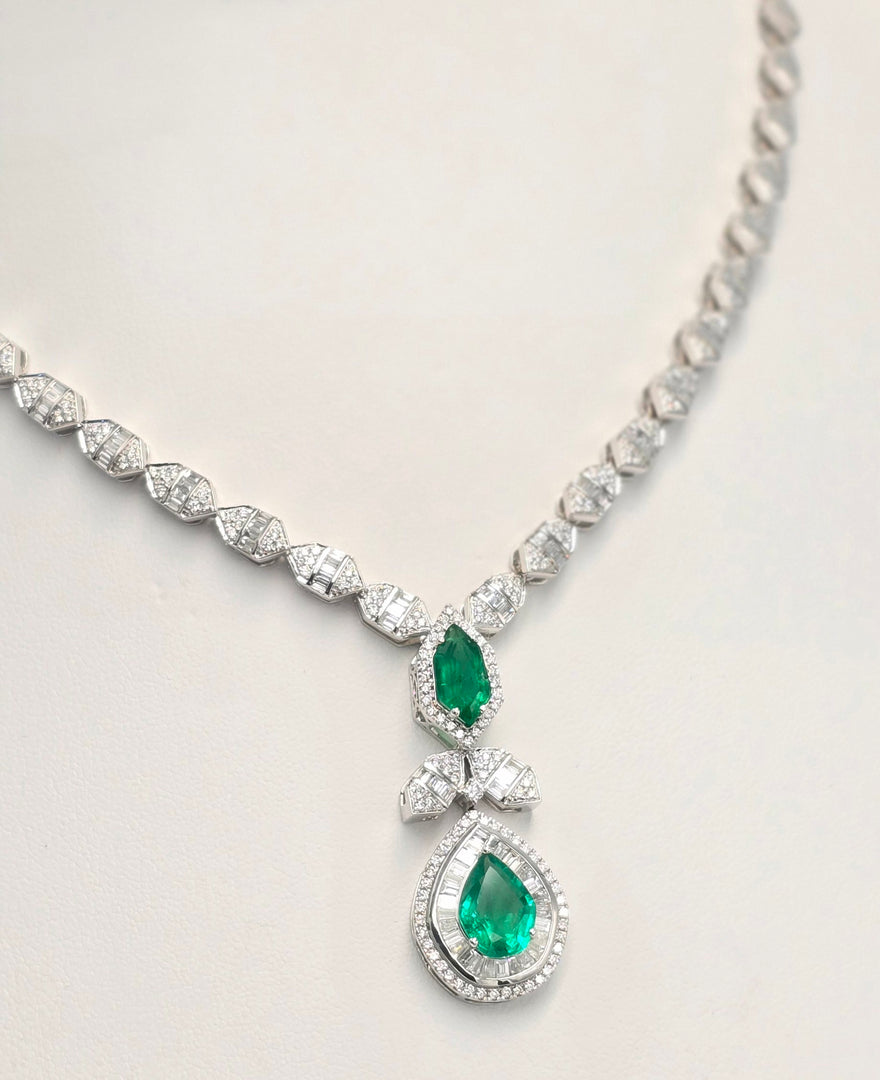 Royal Emerald Necklace in white gold with diamonds